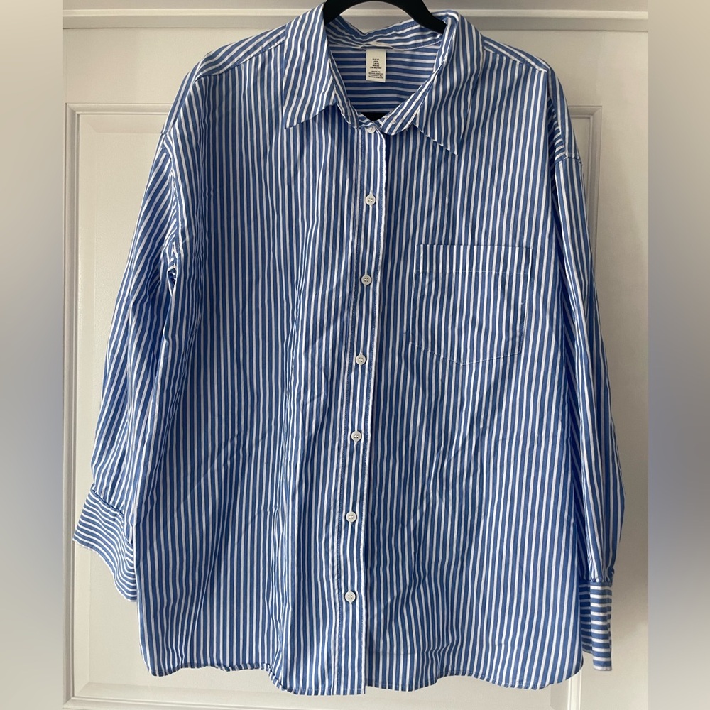 🫡 H&M Blue and White Striped Button Up Shirt 💙